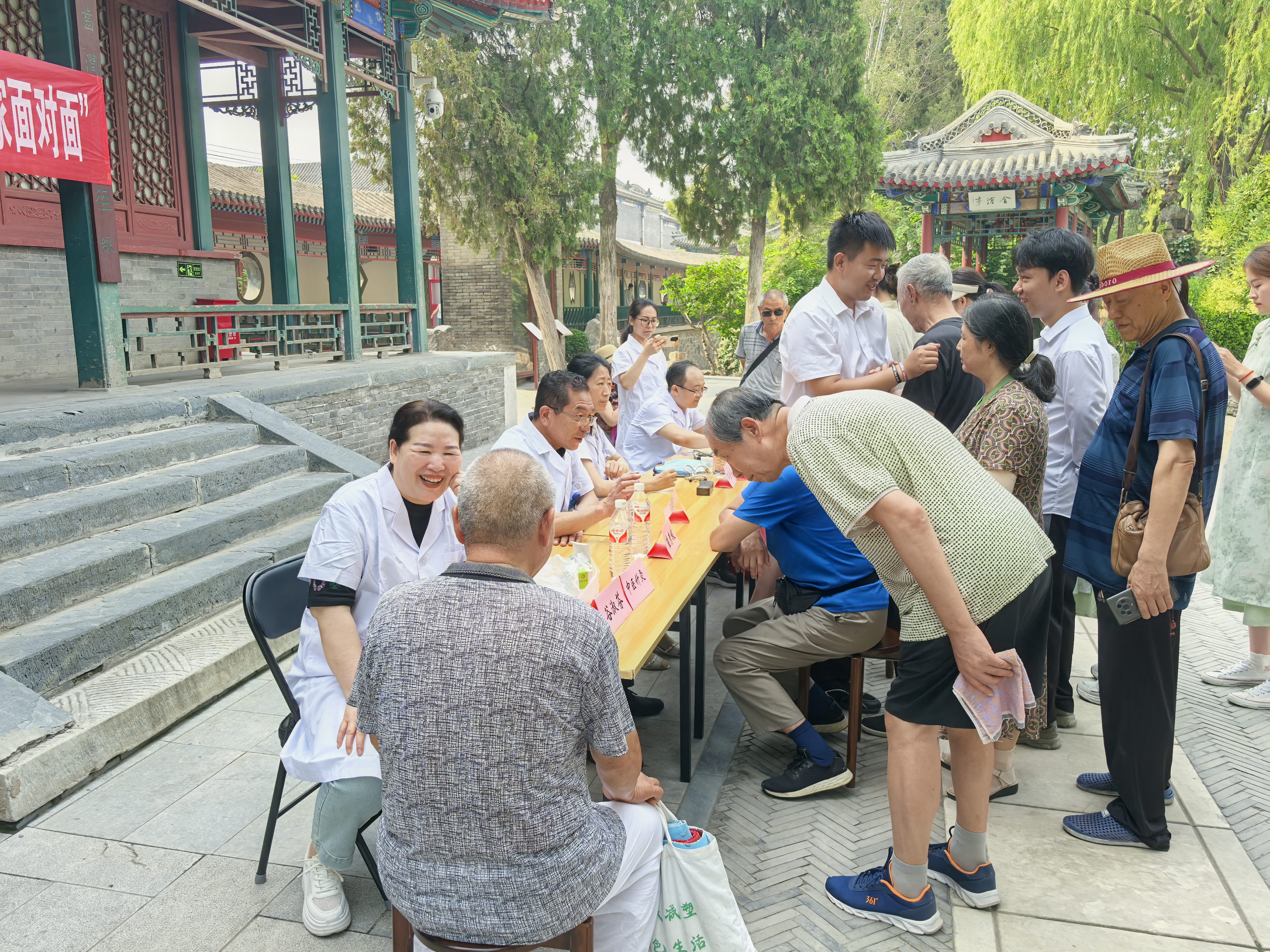 民盟保定市委“健康零距离 专家面对面”义诊活动进莲池书院博物馆(图1)