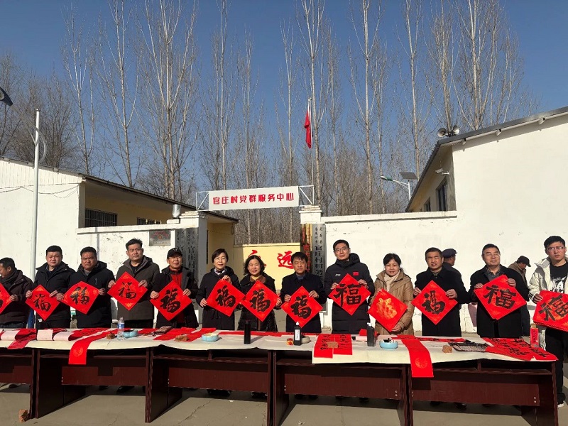 民盟市委会举办“翰墨迎春 同心送福”写春联文化下乡活动(图1)