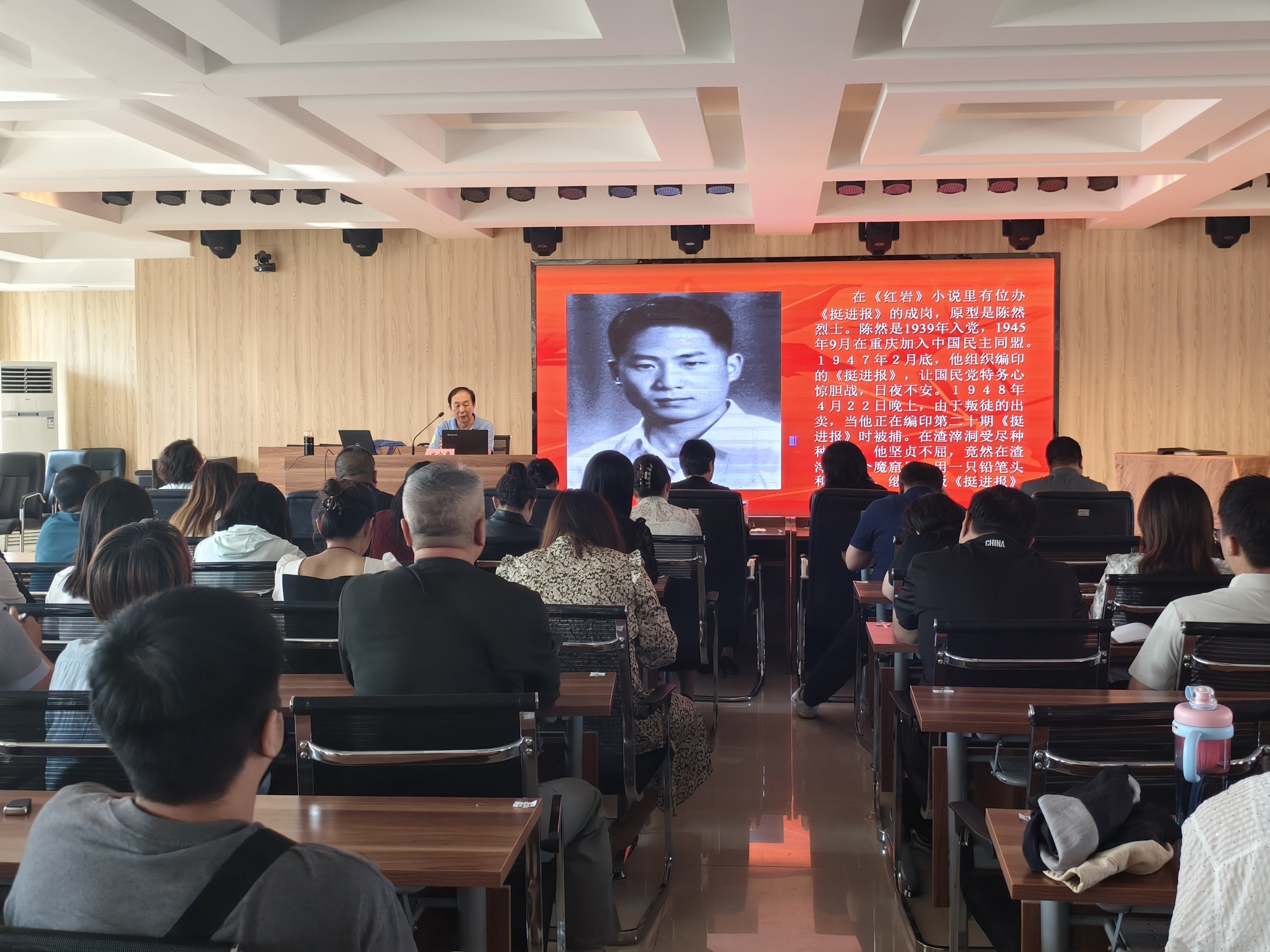 民盟张家口市委举行新盟员入盟仪式暨“民盟大讲堂”——盟史教育讲座(图2) 民盟张家口市委举行新盟员入盟仪式暨“民盟大讲堂”——盟史教育讲座(图2)