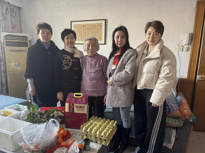 综合一总支开展春节前夕慰问退休老盟员活动(图1)