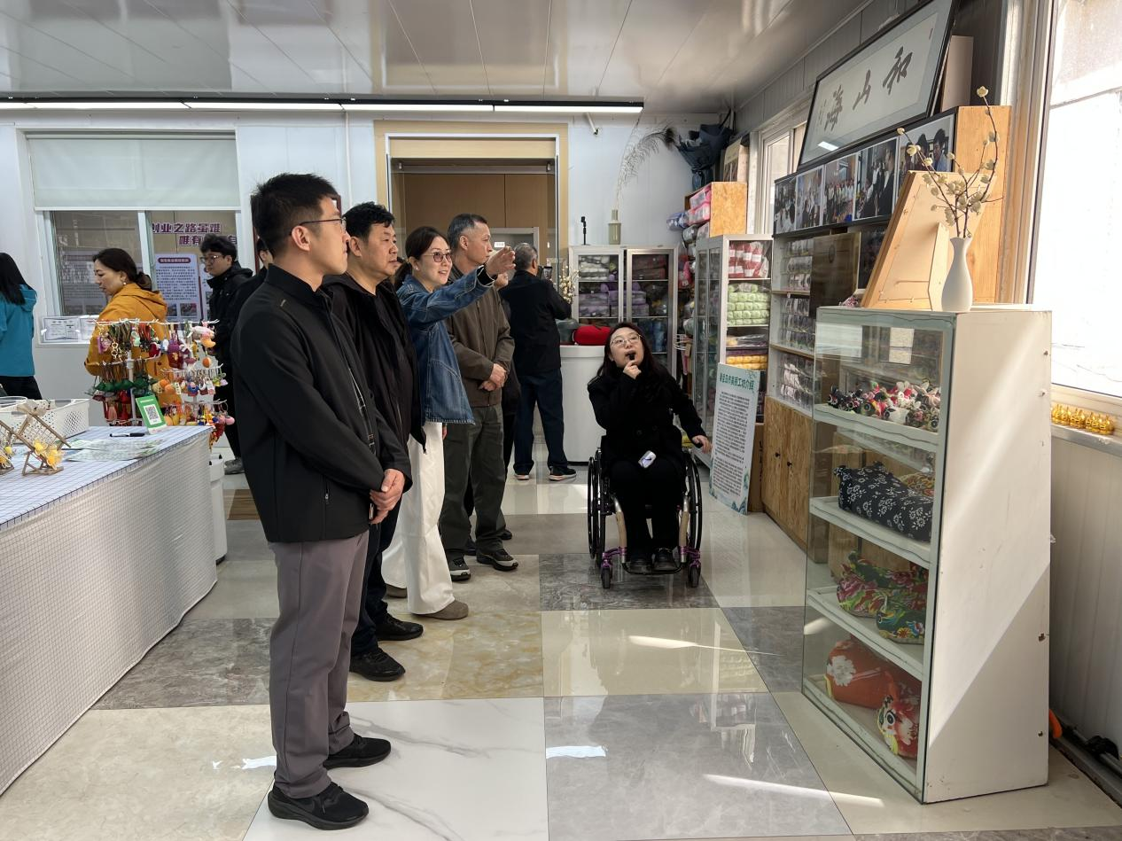 民盟秦皇岛市委赴山海关区残疾人综合服务中心开展公益助残活动(图2)