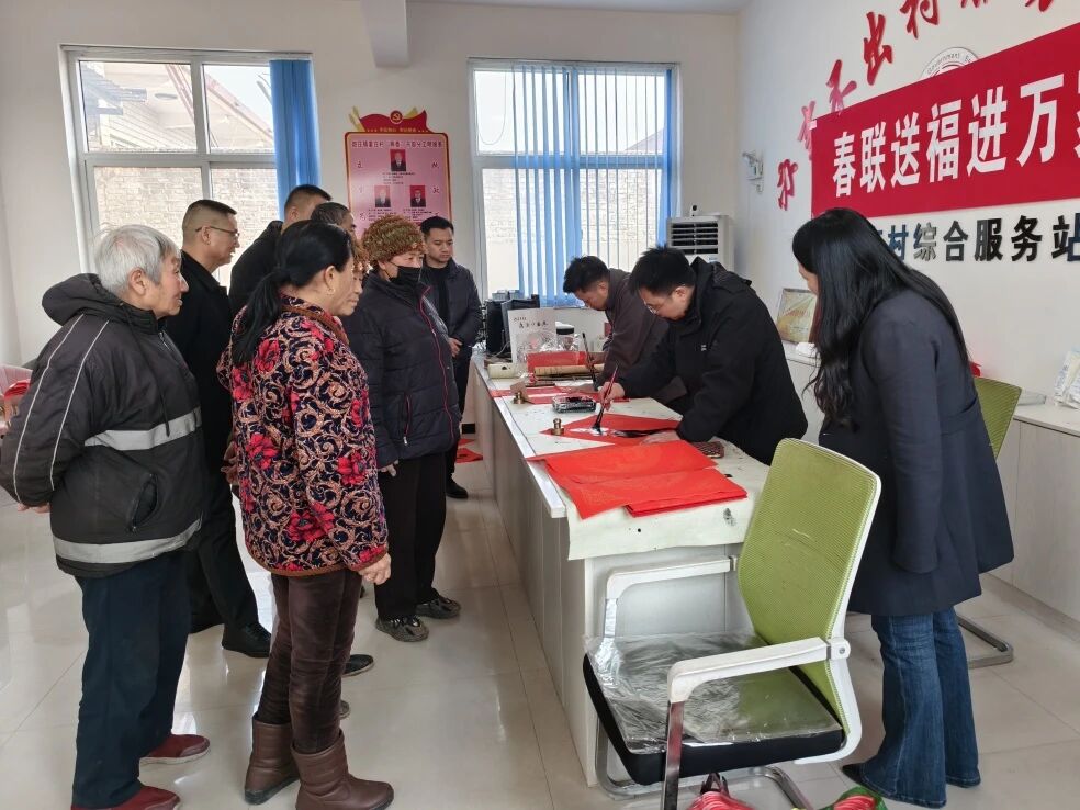 民盟保定市委赴定点帮扶村开展“春联送福进万家”活动(图1)