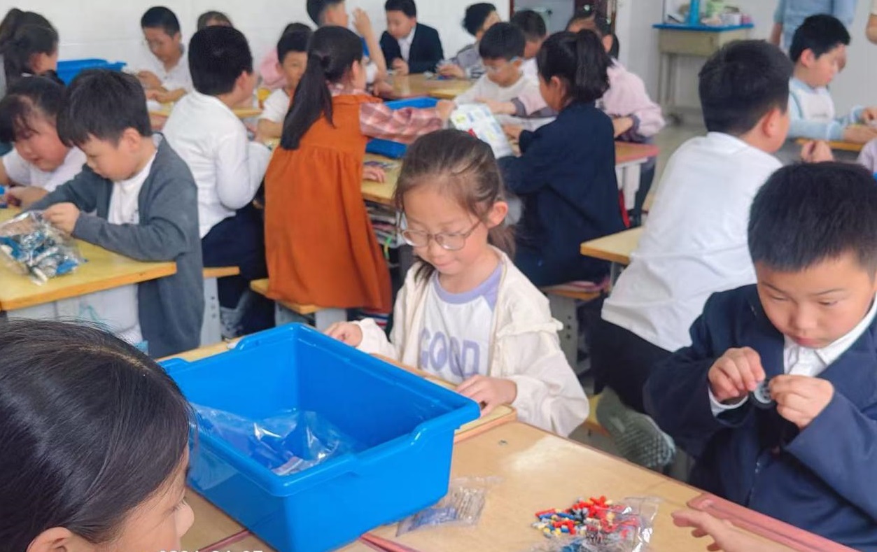 石盟•实服务  公益助学启新程——民盟石家庄市委会开展校园教学设备捐赠活动(图1)